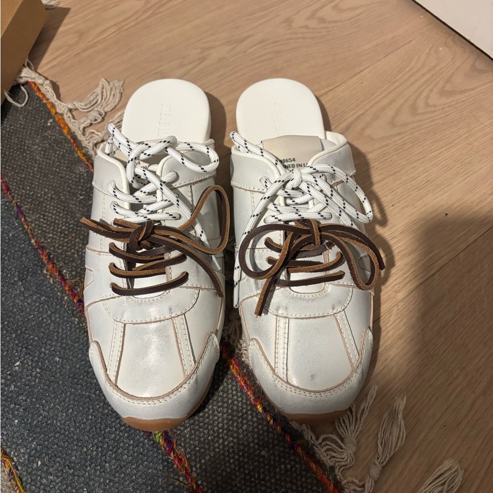 Steve Madden White and Brown Lace-Up Mules